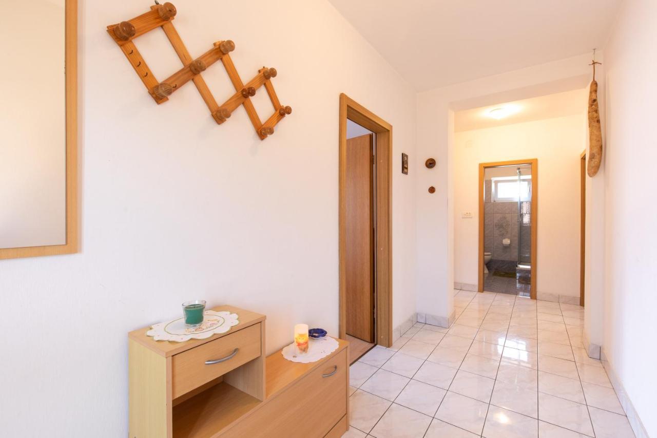2-Bedroom Krk Apartment - Near Krk Beaches & Town! Крк Екстер'єр фото