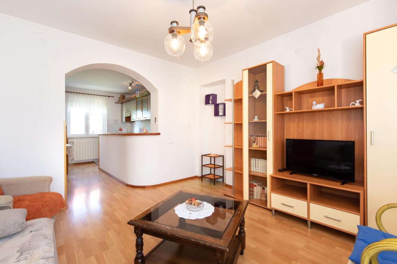 2-Bedroom Krk Apartment - Near Krk Beaches & Town! Крк Екстер'єр фото